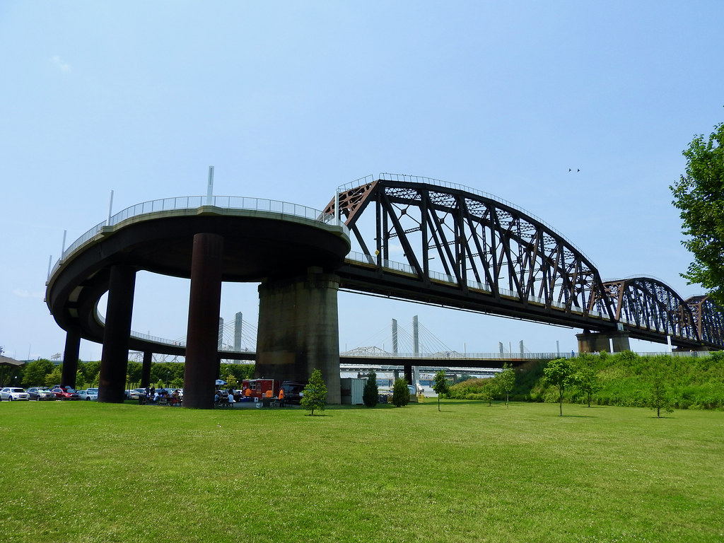 Big Four bridge ramp on the Louisville side. Photo by howderfamily.com; (CC BY-NC-SA 2.0)