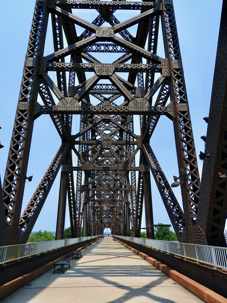 Deck of the Big Four Bridge. Photo by howderfamily.com; (CC BY-NC-SA 2.0)