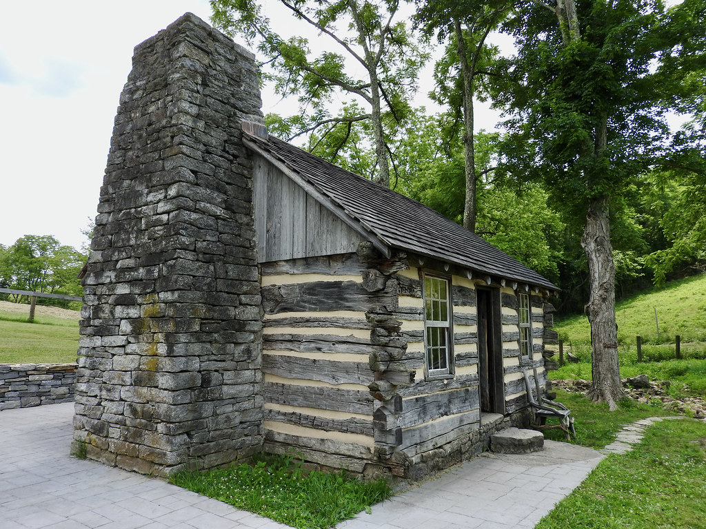 Daniel Boone Cabin in Carlisle, Kentucky. Photo by howderfamily.com; (CC BY-NC-SA 2.0)