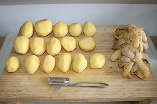 26 - Peel potatoes / Kartoffeln schälen