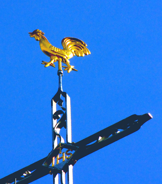 Dettensee:  Kirche Sankt Cyriak - geschmiedetes Kreuz (IHS) mit goldenem, drehbarem,  Wetter-Hahn -