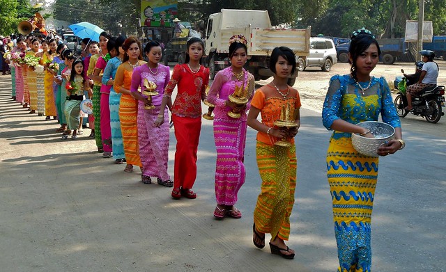MYANMAR , Burma,  -  Prozession bei Bagan- Nyaung-U. , Mädchen  bei der Shinbyu-Zeremonie , 78406/13826