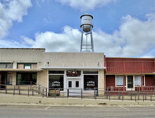 usa texas linden northeasttexas lindenrecycle watertower downtown smalltown storefronts signs sidewalk casscounty architecture vernacular facades brick 123whoustonst motorcyclerepair awning