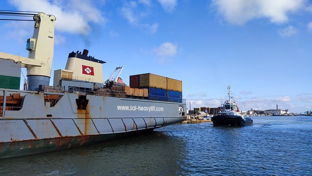 Le cargo ANNETTE entre dans le port de Saint-Nazaire.
