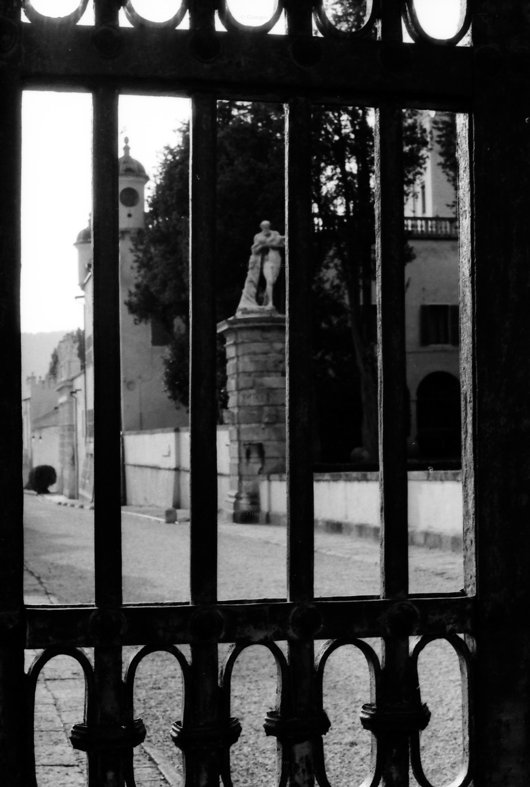 Cancello e statua del castello del Cataio