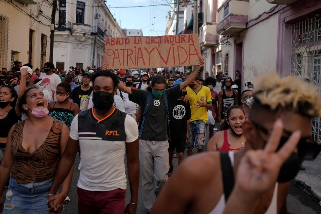 上千名古巴民眾湧入街頭高喊「獨裁政權倒台」、「我們要自由」。（圖片來源：半島新聞台）
