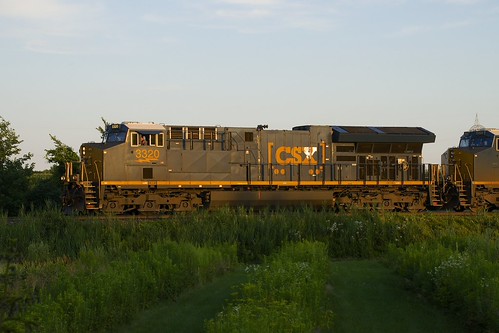 CSXT 3320 by Michael Berry Railfan, After performing a quick lift at Coteau (with an assist from CN 536), a short CN 326 is heading east