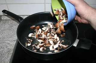 05 - Put mushrooms in pan / Pilze in Pfanne geben