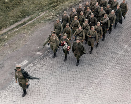 الحرب العالمية الثانية بالالوان ومنهم جنود الاتحاد السوفيتي 1943م