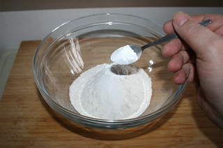 23 - Add salt & baking powder / Salz & Backpulver hinzufügen