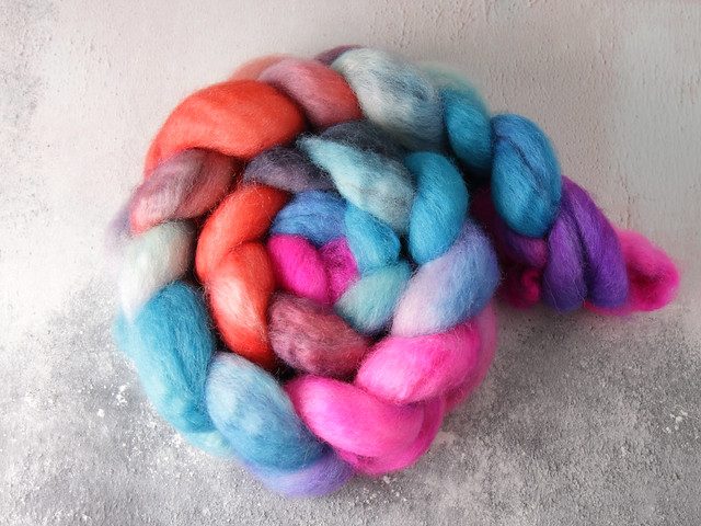 British Bluefaced Leicester wool top/roving hand-dyed spinning fibre 100g – ‘Carnival’ (neon pink, turquoise, grey, mauve, orange repeating gradient)