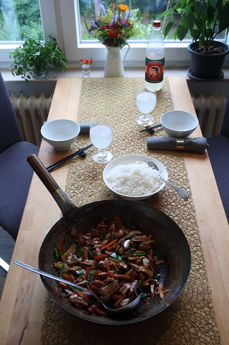 Wok-Gericht mit Hähnchenbrustfilet, Zuckerschoten und Bambussprossen zu Reis (Tischbild)