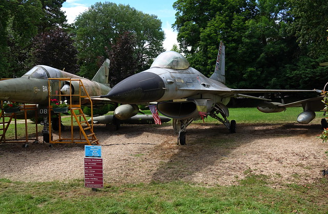 04 Lockeed F 16 mono - Dassault Mirage V