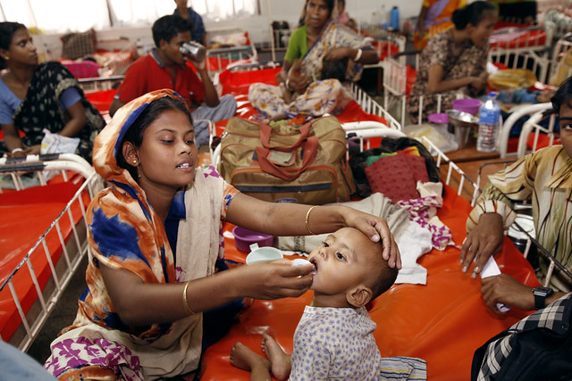 Mother administering ORS to child - Dhaka (Gates Foundation)