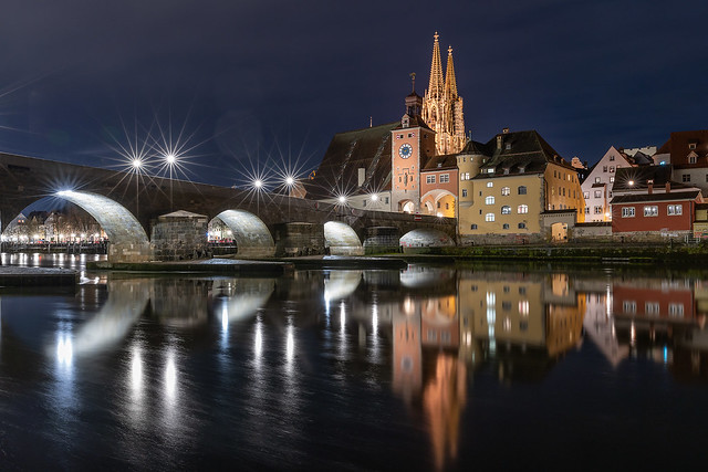 Steinerne Brücke in Regensburg bei Nacht
