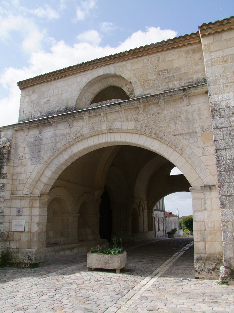 17 Pons : porche de l'hopital des pélerins XIIIe