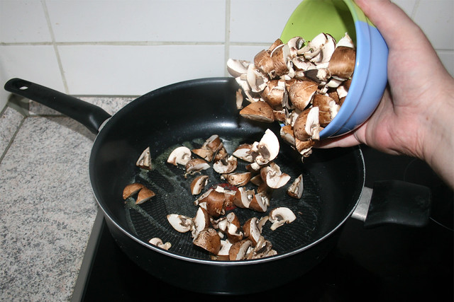 04 - Put mushrooms in pan / Champignons in Pfanne geben