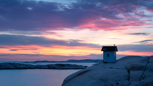sweden sverige west coast västkusten bohuslän lysekil kommun lighthouse fyr seagull fiskmos sunset sea water rocks cliffs nikon d7500 tamron 1750mm nisi filters soft grad