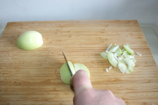 01 - Cut onion in sliced / Zwiebel in Spalten schneiden