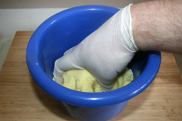 16 - Knead dumpling dough / Kloßteig durchkneten