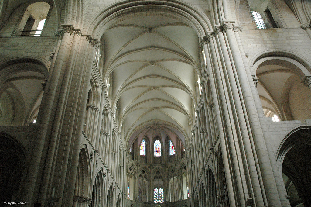 La nef de l'abbatiale Saint-Etienne