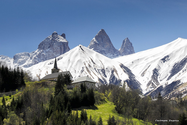 L'église de Montrond et les Aiguilles d'Arves (Maurienne, Savoie)