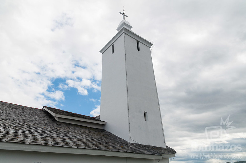 El Cementerio de Luarca, la Capilla de la Virgen Blanca y el faro