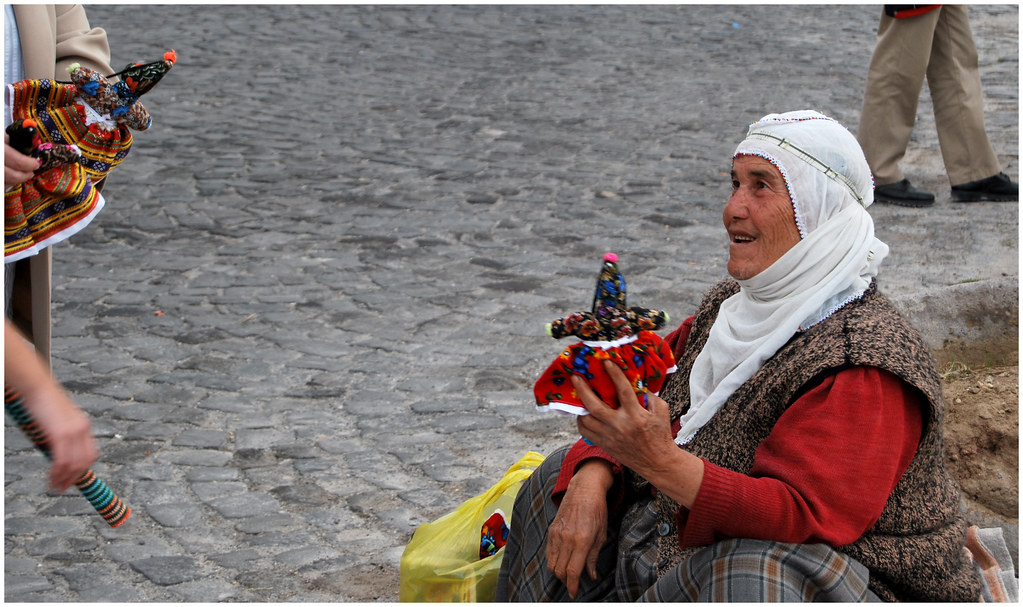156 -Vendedora de muñecas artesanas en Uchisar-