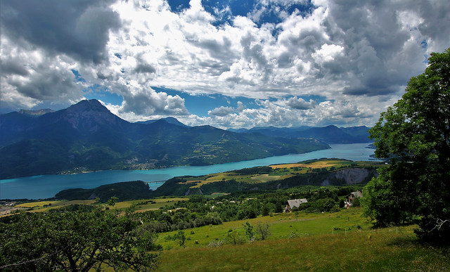 Lac de Serre-Ponçon depuis St Apollinaire- Hautes-Alpes