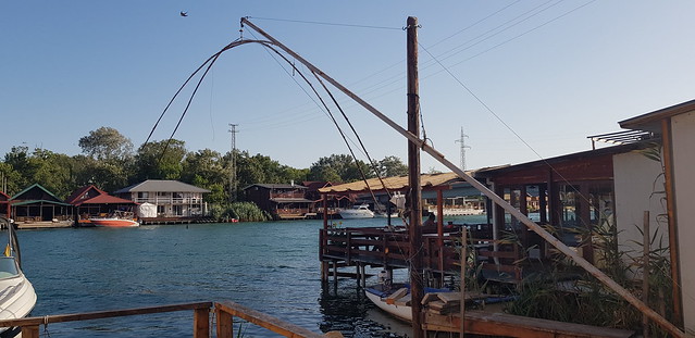 mreže za hvatanje ribe,karakteristične za rijeku bojanu i port Milenu,tako ulovljenu ribu služe u restoranima splavovima.
