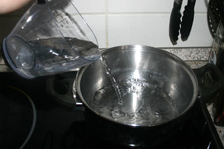 19 - Pour water in pot / Wasser in Topf geben