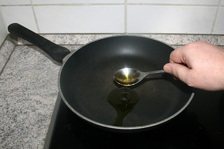 03 - Heat oil in pan / Öl in Pfanne erhitzen