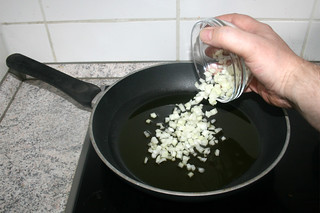 05 - Put diced onion in pan / Gewürfelte Zwiebel in Pfanne geben