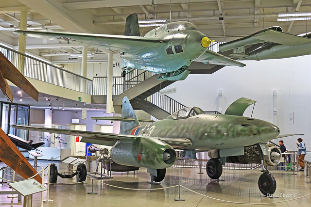 Messerschmitt Me 262A-1b  n° 500071  ~ 3 & Messerschmitt Me-163B-1A Komet n° 120370  ~ 25