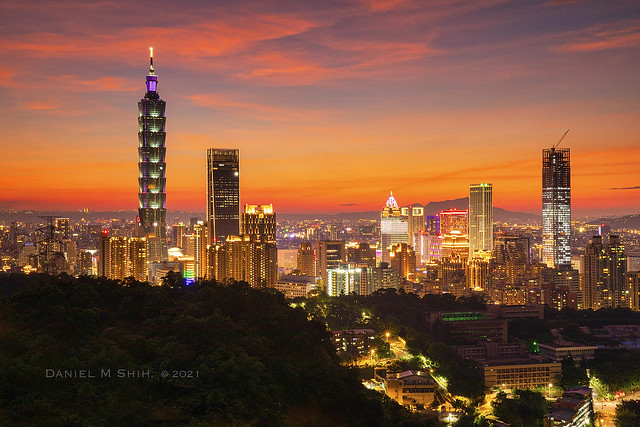 A splendid sunset glow appeared on Taipei City after typhoon In-Fa left