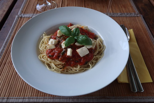 Spaghetti mit Tomaten-Basilikum-Soße und Mozzarella (mein Teller)