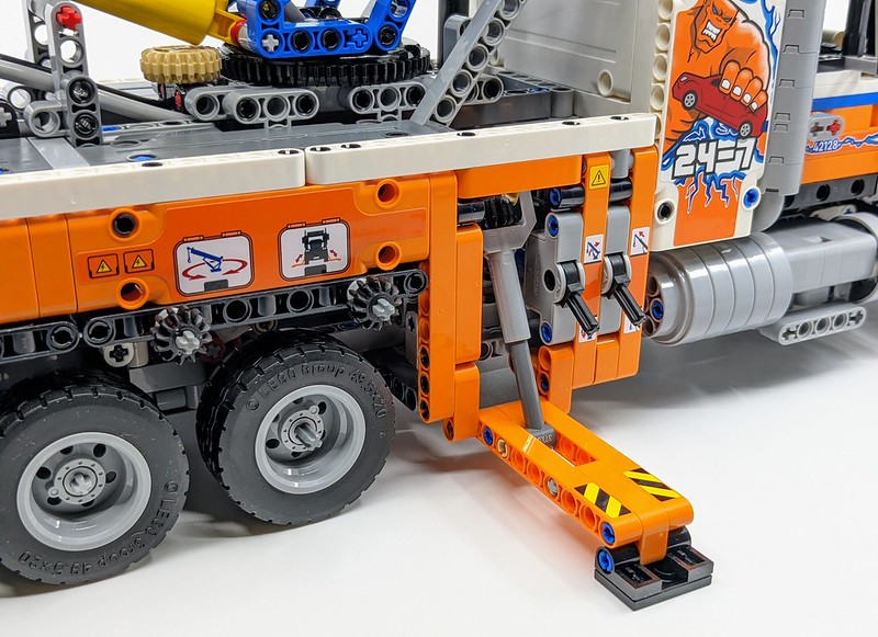 42128: Heavy-duty Tow Truck Technic Set Review