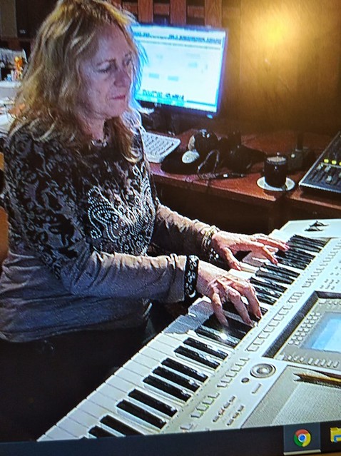 יוצרות ישראליות אורלי בינדר מלחינה ישראלית של שירי ילדים נעימות רקע  לפסנתר קלאסיקל נגינה בפסנתר לחן לחנים מקוריים