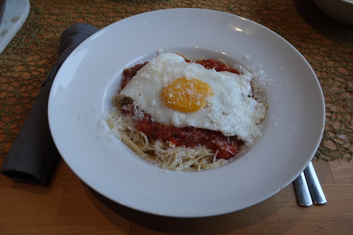 Spaghetti mit Tomatensoße, Parmesan und Spiegelei (mein erster Teller)