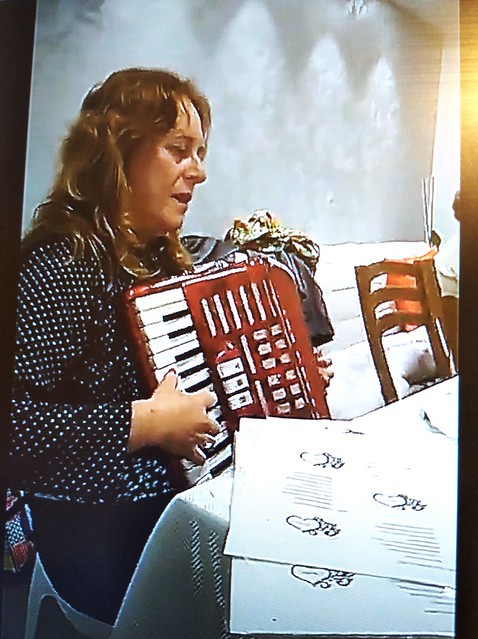 האמנית העכשווית אורלי בינדר מלחינה ישראלית של שירי ילדים נעימות רקע  לפסנתר קלאסיקל נגינה בפסנתר לחן לחנים מקוריים