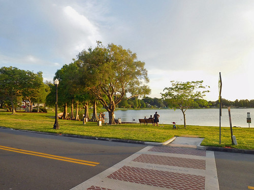 lake morton lakeland florida landscape road crossing crosswalk scenery