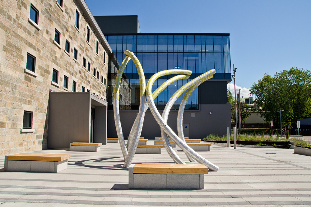 Sculpture de l'artiste Hélène Rochette au nouveau palais de justice à Rimouski.