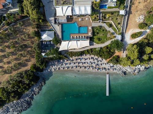 Adrina Resort & Spa: Drohnenaufnahme des infinity Swimmingpools in der Bucht Panormos auf Skopelos