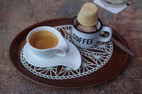 "Kaffeeschlawiner" = Espresso zu einer Kugel Haselnusseisreme