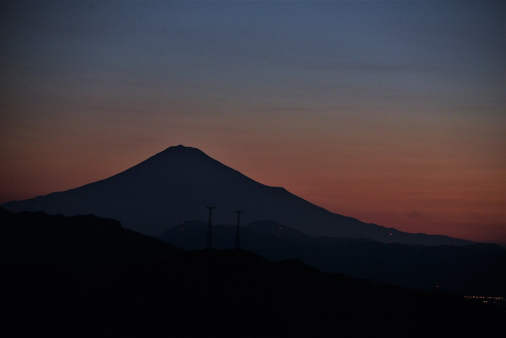 早暁富士① -静岡市- | 朝四時に目を覚まし、ホテルの窓越しにしみじみと富士山を仰ぎ見ました。 | m-miki __ (new) | Flickr