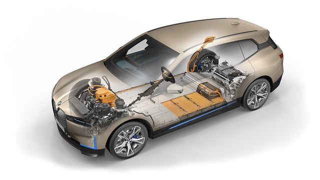 [新聞照片八] BMW iX採用第五代eDrvie科技與xDrive智慧型可變四輪傳動系統，iX xDrive50最大馬力為523匹，0到100kmh加速只需4.6秒，最高續航里程更能達到630km