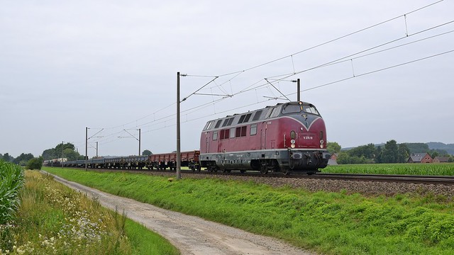 KGH V 270.10 (221 124), vermietet an SGL, mit Niederbord- und Kippwagen in Richtung Löhne (bei Melle, 21.07.2021).