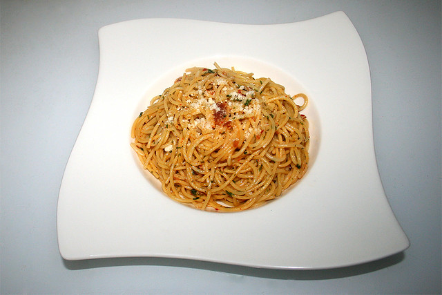 26 - Spaghetti aglio olio pancetta - Served / Serviert
