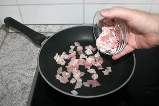 07 - Put bacon in pan / Speck in Pfanne geben