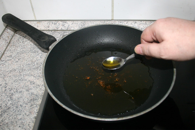 12 - Add some olive oil / Etwa Olivenöl addieren